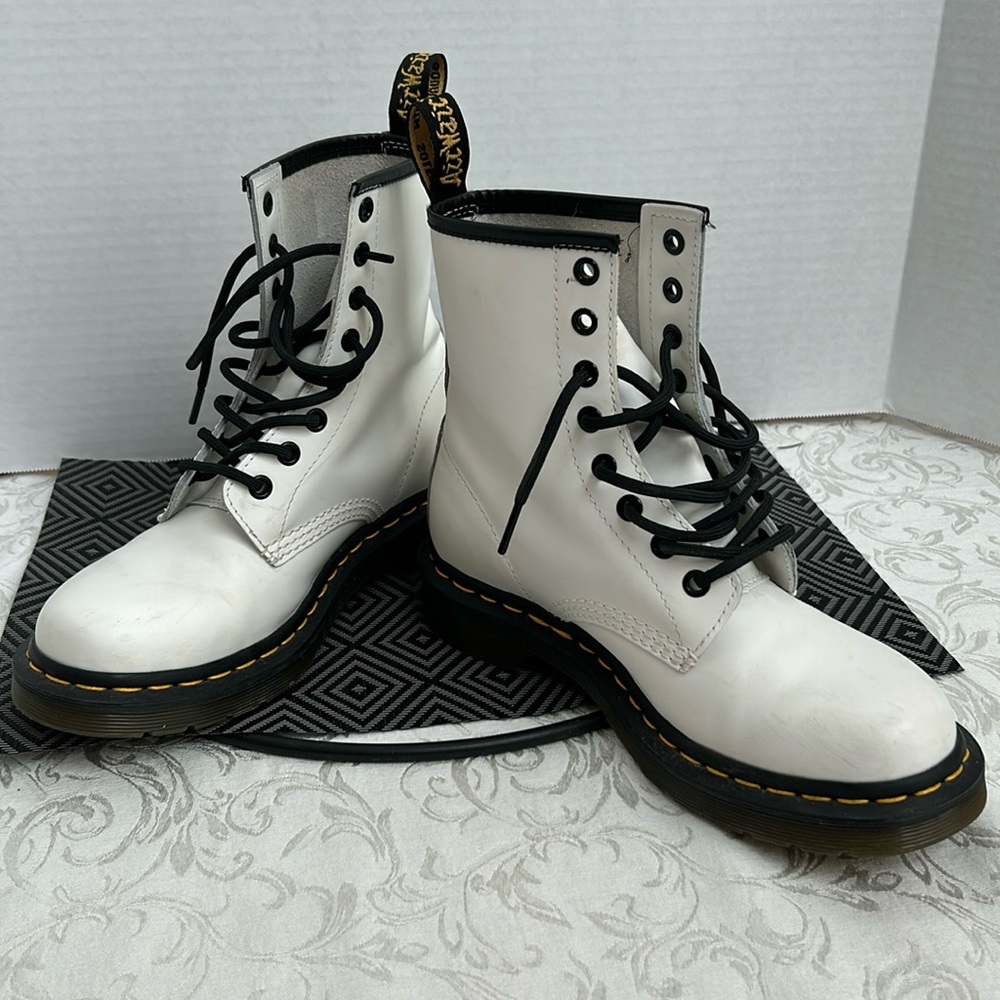 Doc Martens white size 7